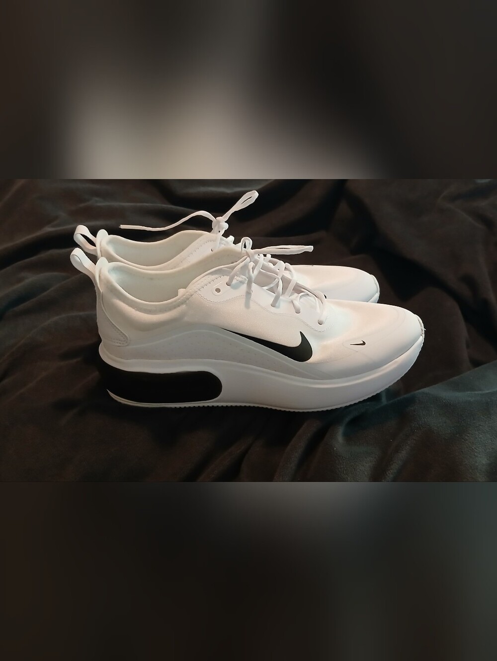 New W/ Box Nike AIR Max DIA Ladie SiZE 8.5 White Shoes with Black Swoosh Accents